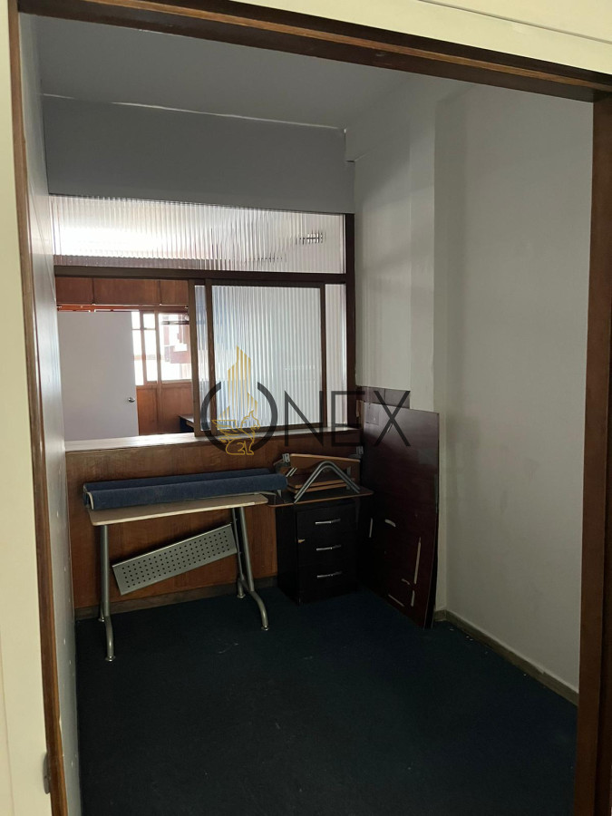 Oficina ID.1705 - SE VENDE AMPLIO LOCAL- OFICINAS EN EL CENTRO DE MONTEVIDEO