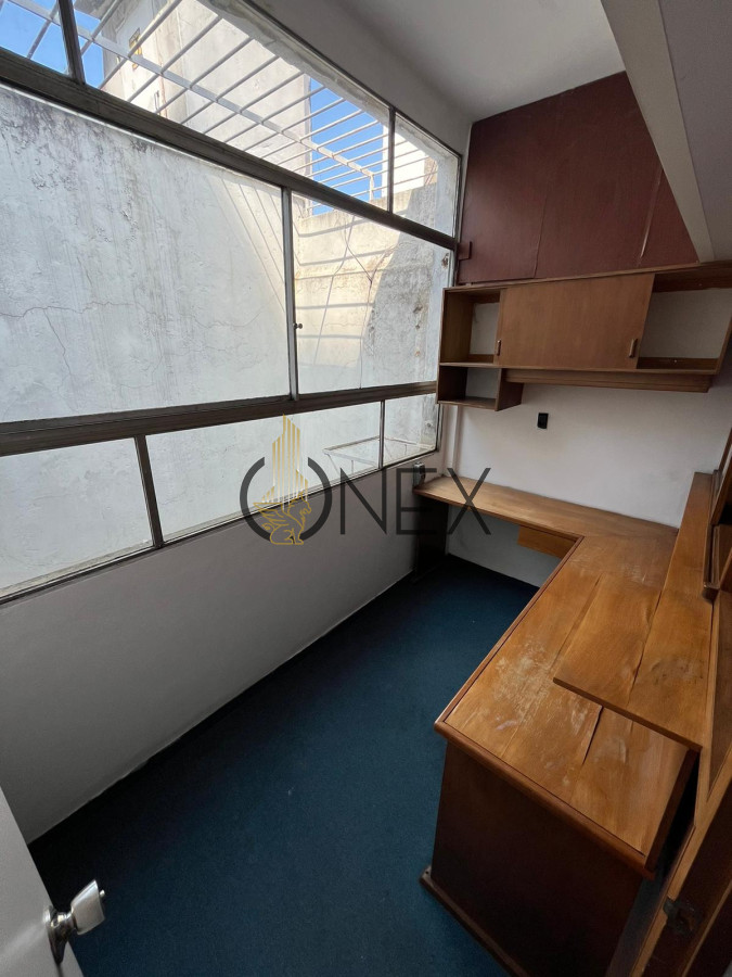 Oficina ID.1705 - SE VENDE AMPLIO LOCAL- OFICINAS EN EL CENTRO DE MONTEVIDEO
