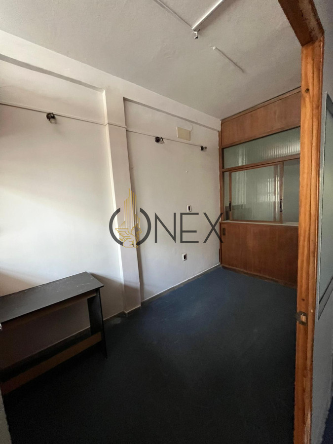 Oficina ID.1705 - SE VENDE AMPLIO LOCAL- OFICINAS EN EL CENTRO DE MONTEVIDEO