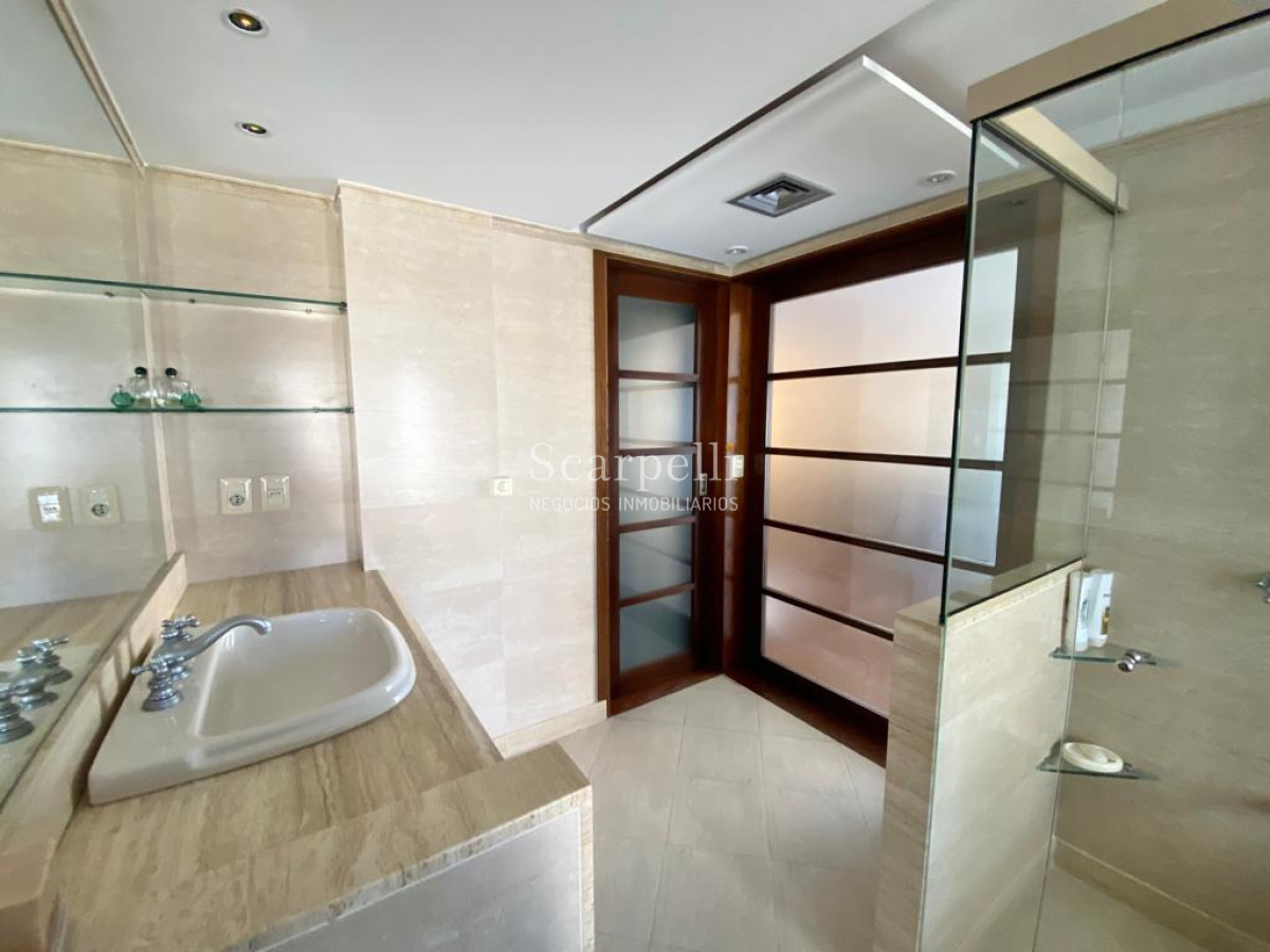 Apartamento ID.7781 - Exclusivo Frente al Puerto de Punta del Este con gran terraza y los mejores atardeceres sobre la Isla Gorriti
