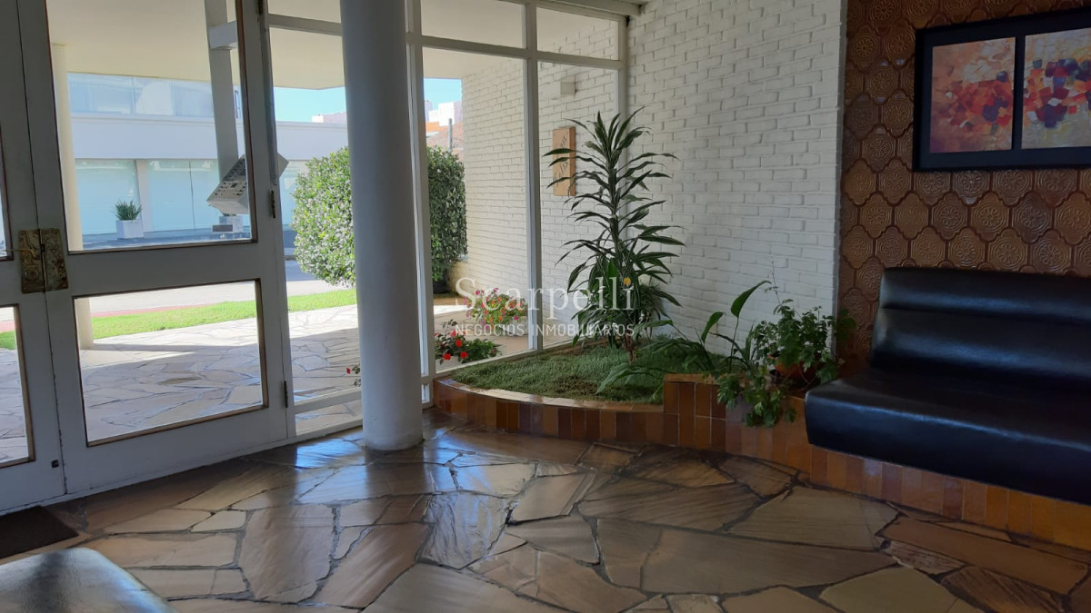 Apartamento ID.10519 - Oportundiad Única Península con vista al Emir con gran terraza  y cómoda Cochera en Edificio clásico Punta Esteño