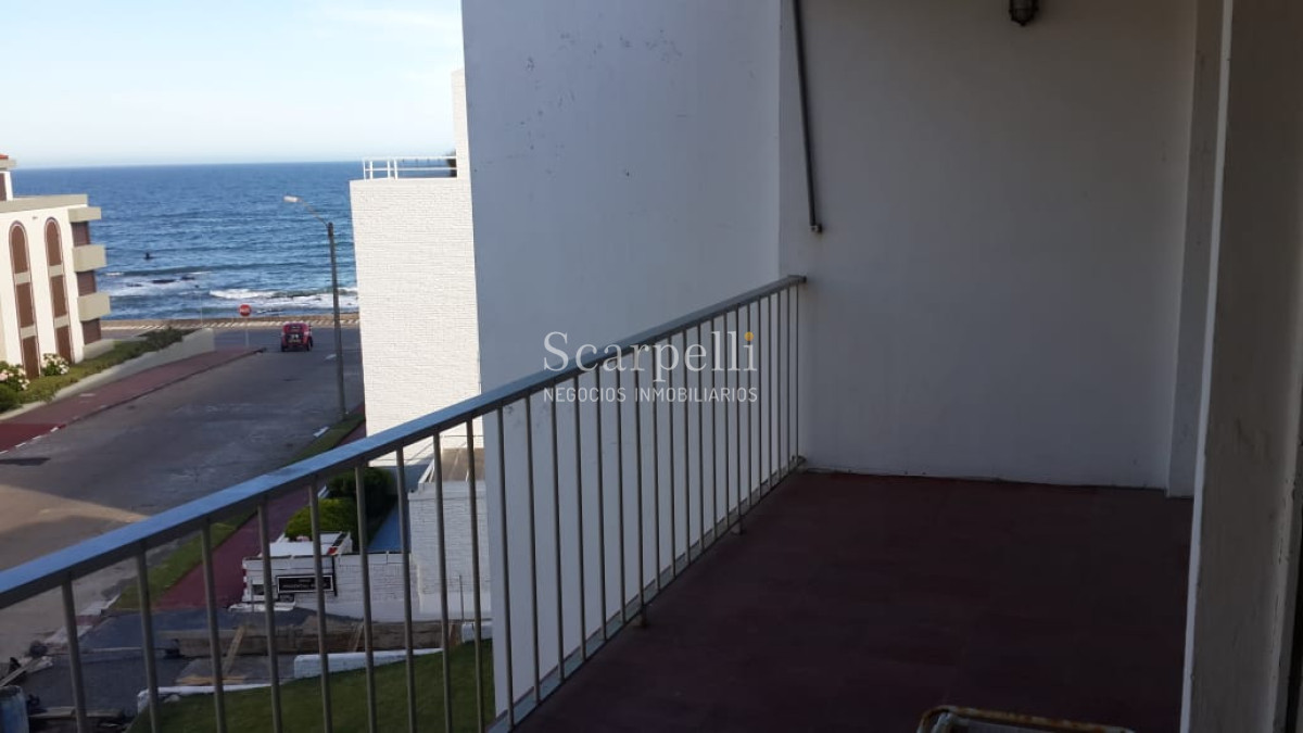 Apartamento ID.10519 - Oportundiad Única Península con vista al Emir con gran terraza  y cómoda Cochera en Edificio clásico Punta Esteño