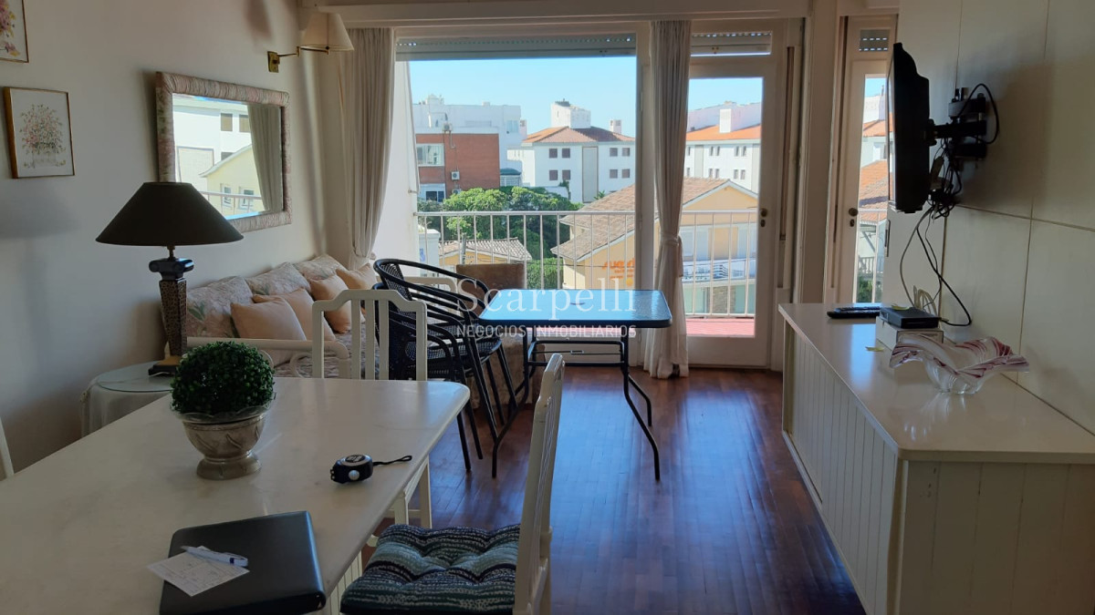 Apartamento ID.10519 - Oportundiad Única Península con vista al Emir con gran terraza  y cómoda Cochera en Edificio clásico Punta Esteño