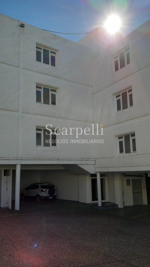 Apartamento ID.10519 - Oportundiad Única Península con vista al Emir con gran terraza  y cómoda Cochera en Edificio clásico Punta Esteño