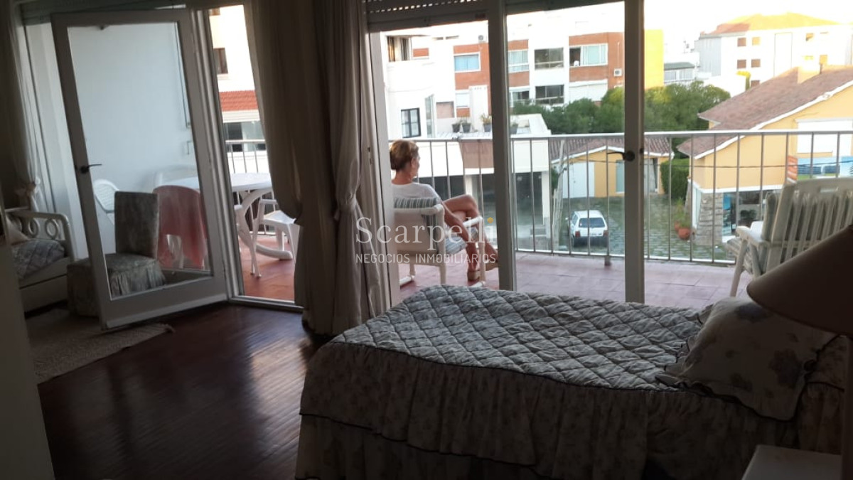 Apartamento ID.10519 - Oportundiad Única Península con vista al Emir con gran terraza  y cómoda Cochera en Edificio clásico Punta Esteño