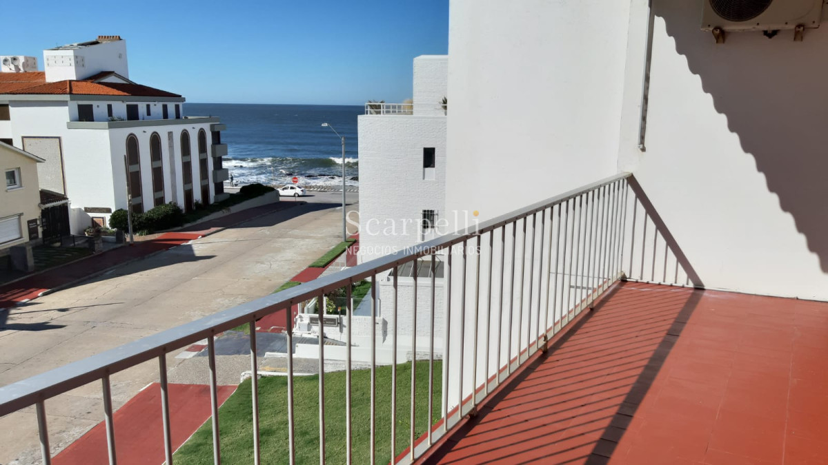 Apartamento ID.10519 - Oportundiad Única Península con vista al Emir con gran terraza  y cómoda Cochera en Edificio clásico Punta Esteño