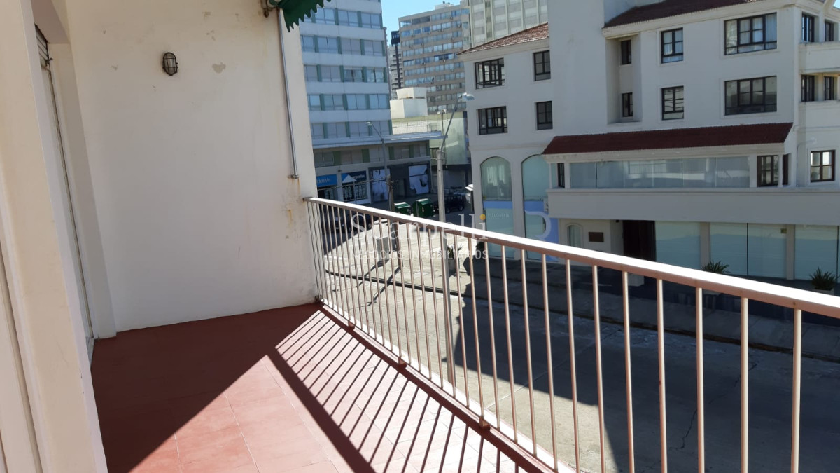 Apartamento ID.10519 - Oportundiad Única Península con vista al Emir con gran terraza  y cómoda Cochera en Edificio clásico Punta Esteño