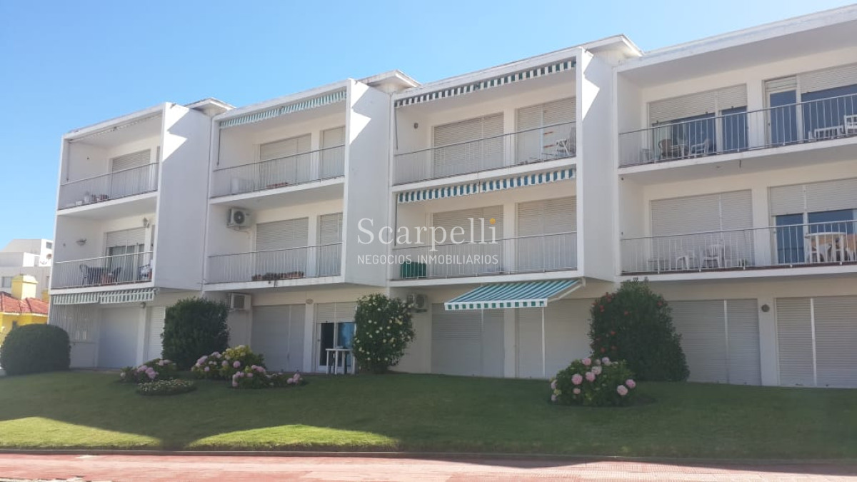 Apartamento ID.10519 - Oportundiad Única Península con vista al Emir con gran terraza  y cómoda Cochera en Edificio clásico Punta Esteño