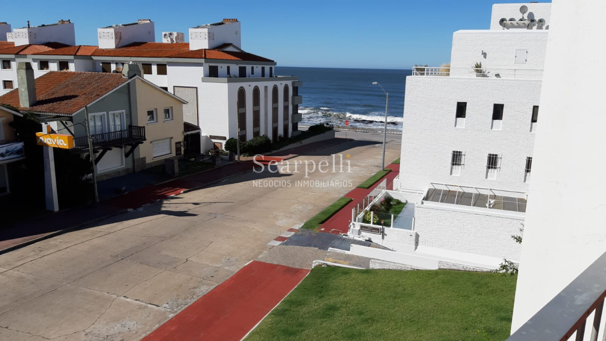 Apartamento ID.10519 - Oportundiad Única Península con vista al Emir con gran terraza  y cómoda Cochera en Edificio clásico Punta Esteño