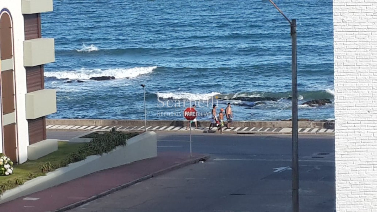 Apartamento ID.10519 - Oportundiad Única Península con vista al Emir con gran terraza  y cómoda Cochera en Edificio clásico Punta Esteño