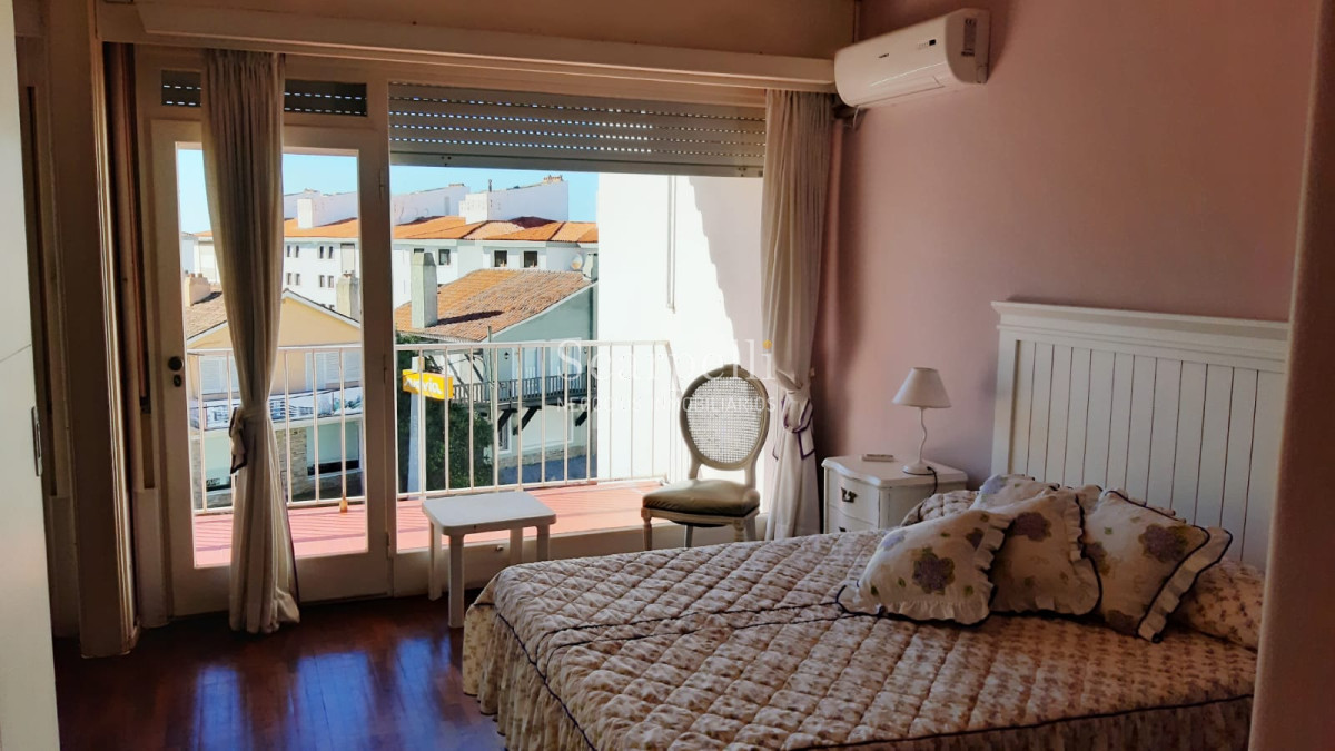 Apartamento ID.10519 - Oportundiad Única Península con vista al Emir con gran terraza  y cómoda Cochera en Edificio clásico Punta Esteño