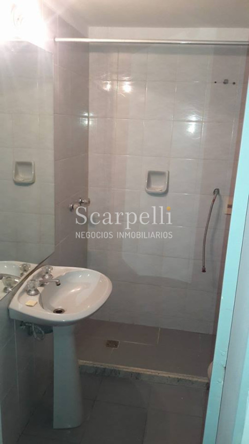 Apartamento ID.11829 - Pocitos: Apartamento a mts. de la Rambla con 4 dormitorios y 2 garages.-