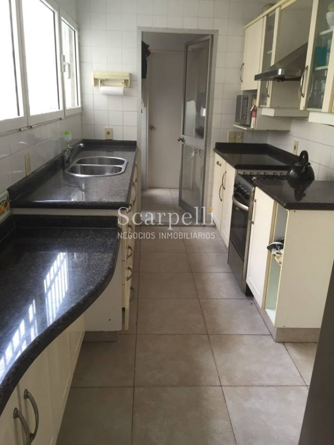 Apartamento ID.11829 - Pocitos: Apartamento a mts. de la Rambla con 4 dormitorios y 2 garages.-