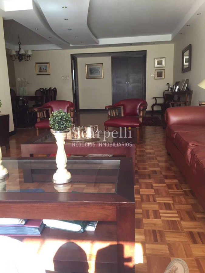 Apartamento ID.11829 - Pocitos: Apartamento a mts. de la Rambla con 4 dormitorios y 2 garages.-