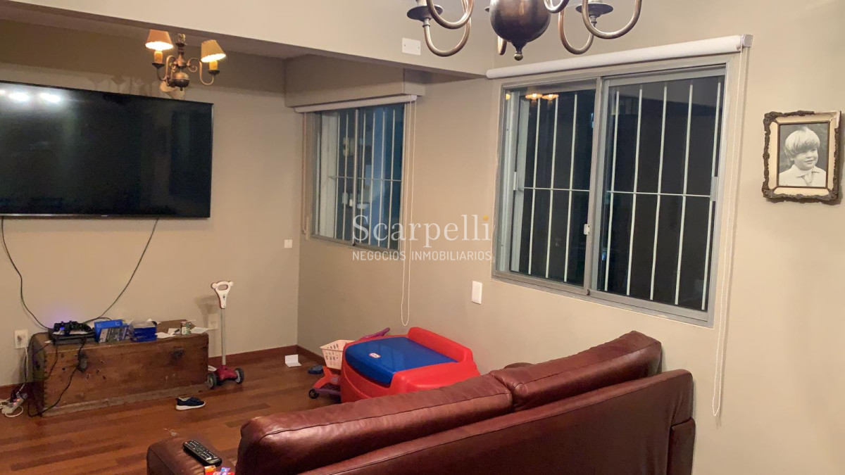 Apartamento ID.11829 - Pocitos: Apartamento a mts. de la Rambla con 4 dormitorios y 2 garages.-