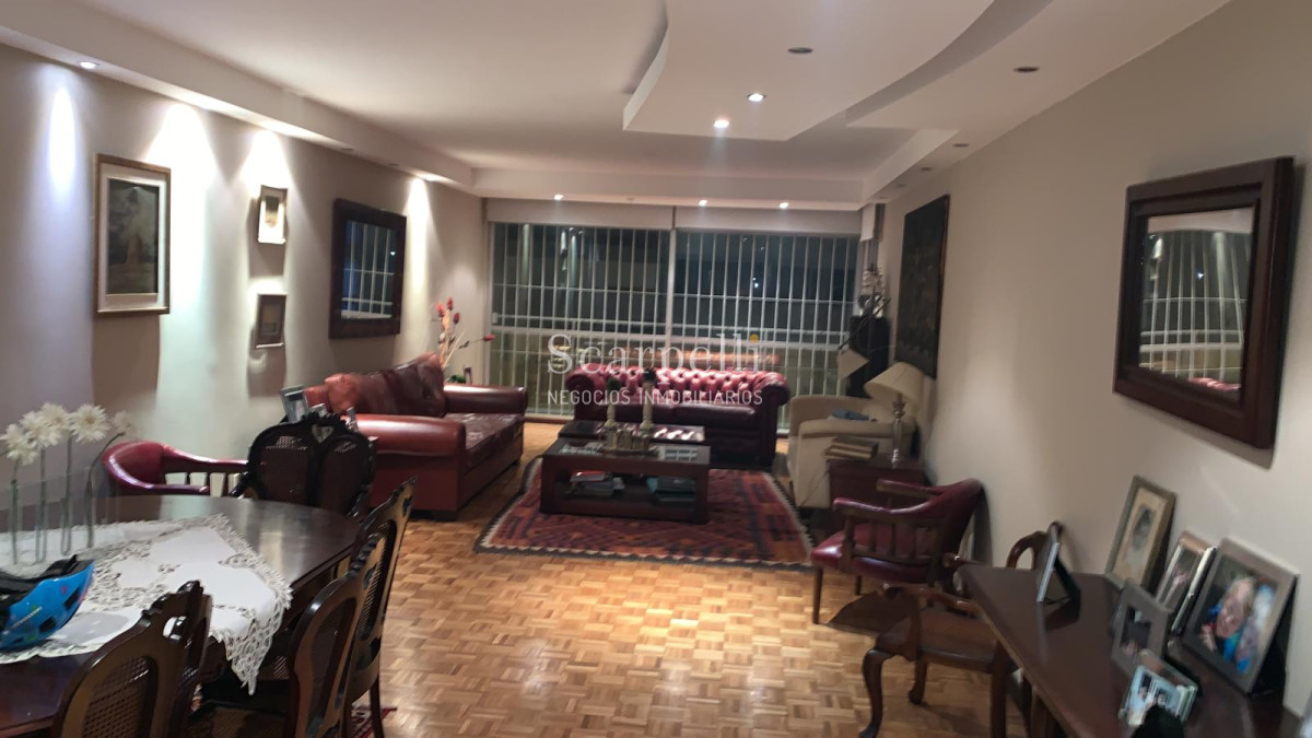 Apartamento ID.11829 - Pocitos: Apartamento a mts. de la Rambla con 4 dormitorios y 2 garages.-