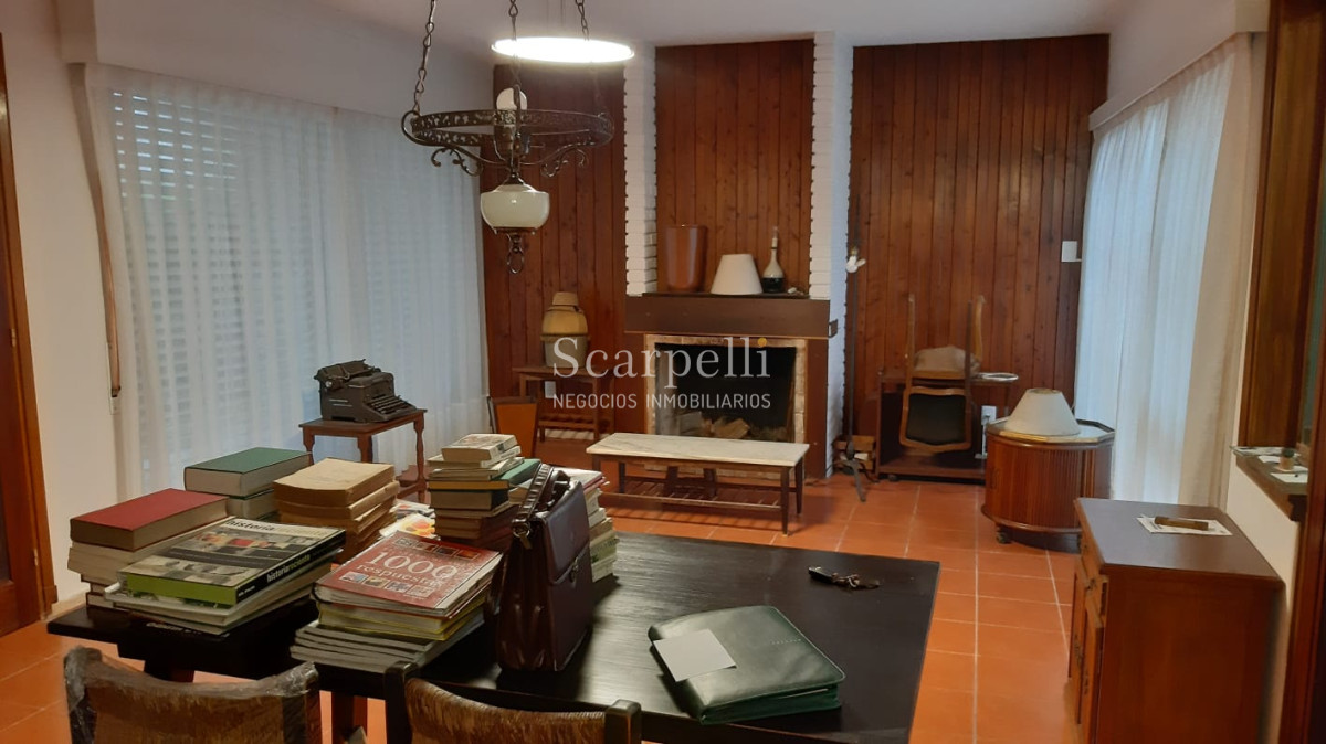 Apartamento ID.11829 - Pocitos: Apartamento a mts. de la Rambla con 4 dormitorios y 2 garages.-