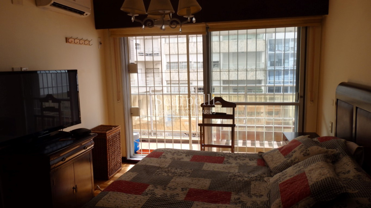 Apartamento ID.11829 - Pocitos: Apartamento a mts. de la Rambla con 4 dormitorios y 2 garages.-