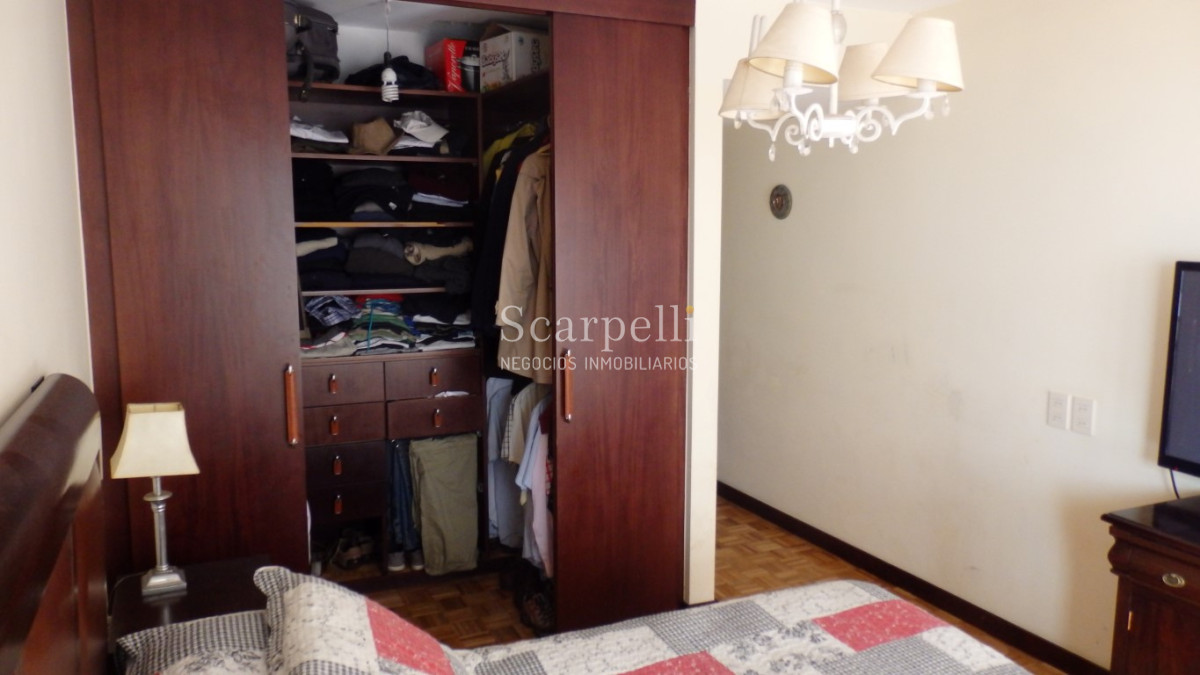 Apartamento ID.11829 - Pocitos: Apartamento a mts. de la Rambla con 4 dormitorios y 2 garages.-
