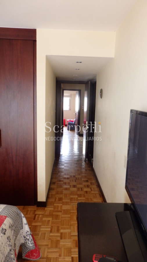 Apartamento ID.11829 - Pocitos: Apartamento a mts. de la Rambla con 4 dormitorios y 2 garages.-