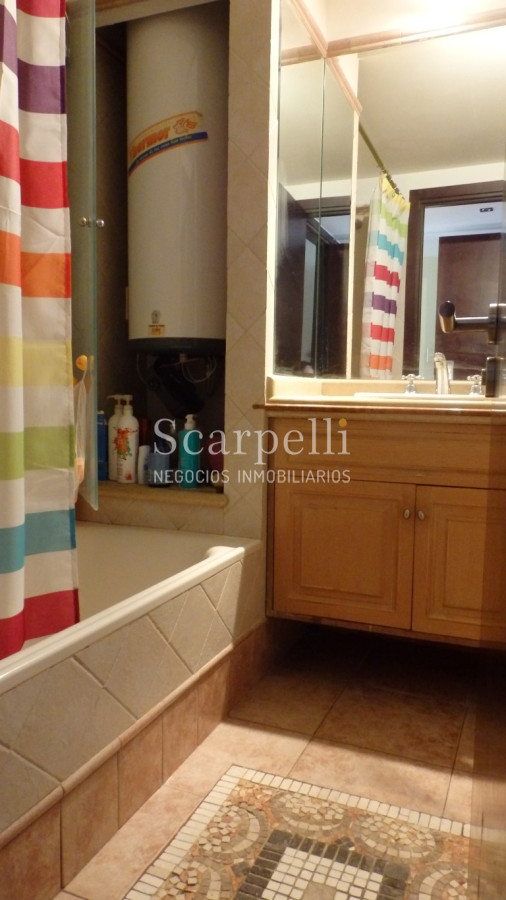 Apartamento ID.11829 - Pocitos: Apartamento a mts. de la Rambla con 4 dormitorios y 2 garages.-