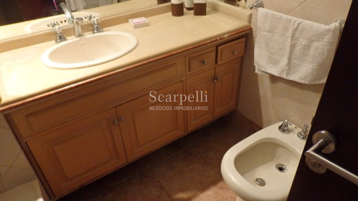 Apartamento ID.11829 - Pocitos: Apartamento a mts. de la Rambla con 4 dormitorios y 2 garages.-