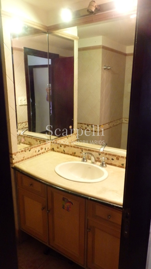 Apartamento ID.11829 - Pocitos: Apartamento a mts. de la Rambla con 4 dormitorios y 2 garages.-