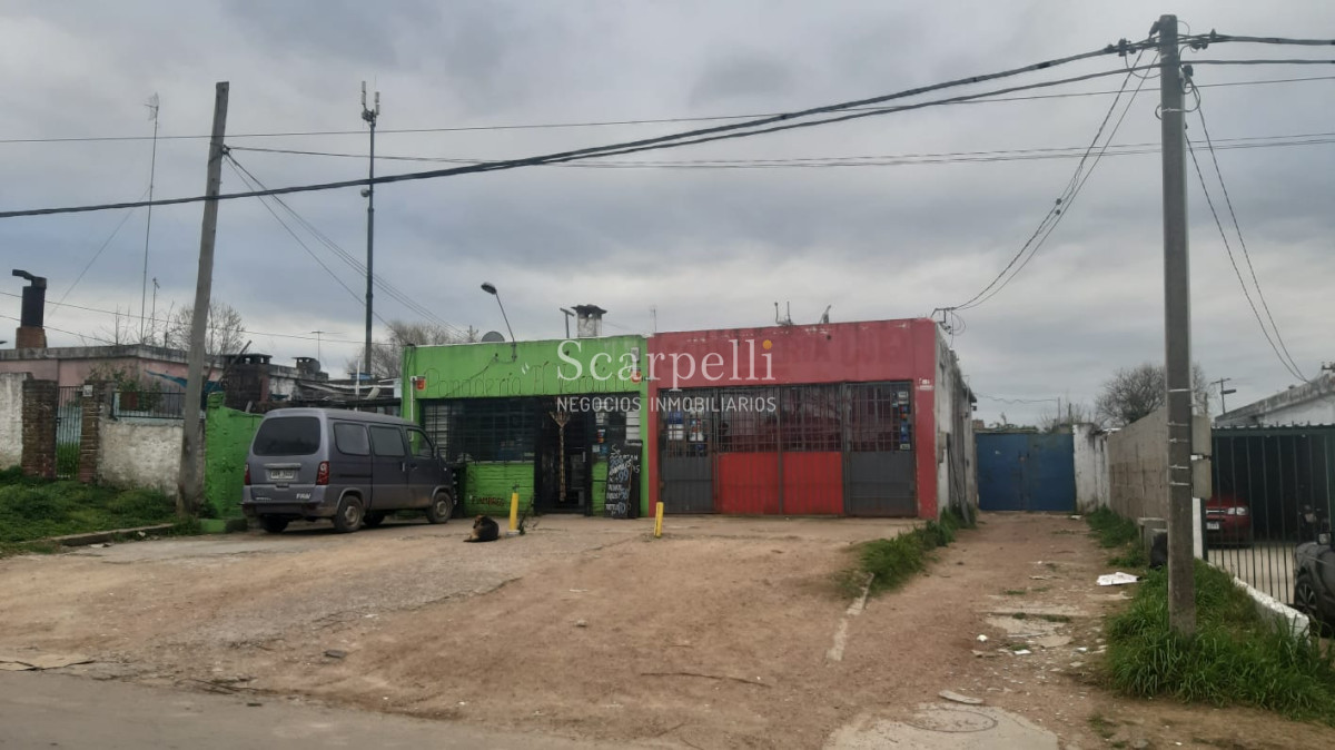 Apartamento ID.12773 - Inmejorable Renta en Piedras Blancas distribuída en 2 locales + Monoambiente + Galpón con patio y 2 oficinas.