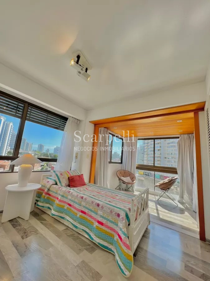 Apartamento ID.14984 - PARQUEMAR II  Frente a los Dedos y en el 2do. Centro Comercial de Pde con todos los servicios a mano y la Plaza Gastronómica mas en cuenta de la Península.-
