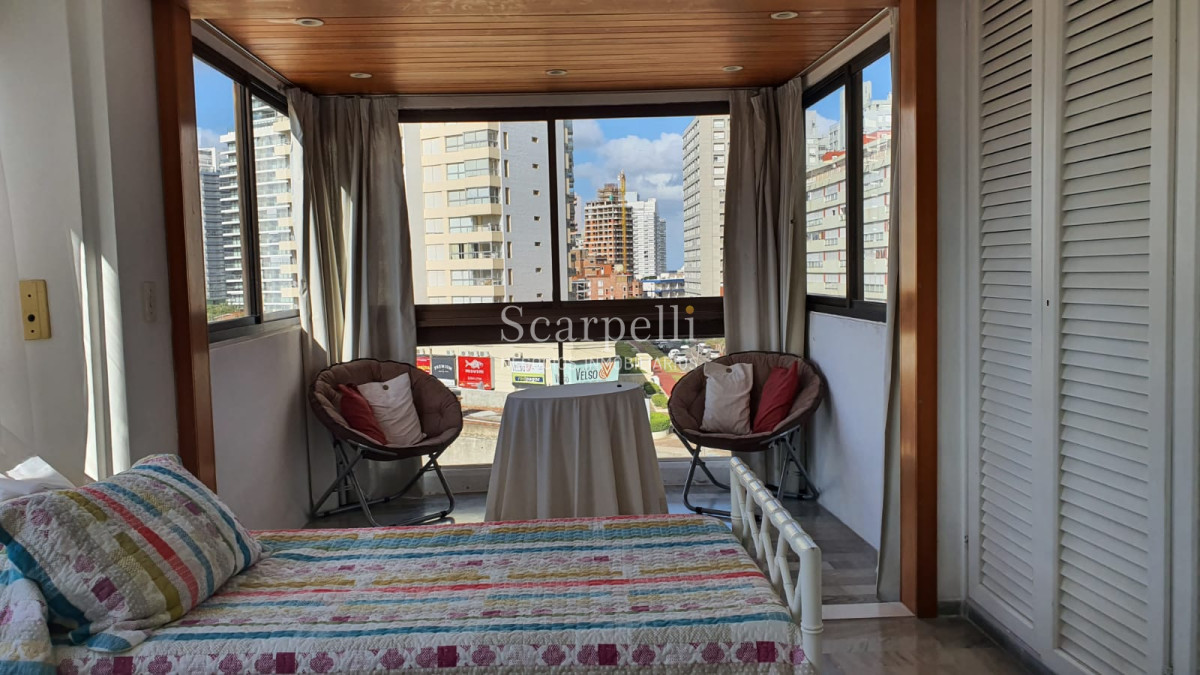Apartamento ID.14984 - PARQUEMAR II  Frente a los Dedos y en el 2do. Centro Comercial de Pde con todos los servicios a mano y la Plaza Gastronómica mas en cuenta de la Península.-