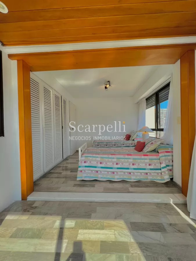 Apartamento ID.14984 - PARQUEMAR II  Frente a los Dedos y en el 2do. Centro Comercial de Pde con todos los servicios a mano y la Plaza Gastronómica mas en cuenta de la Península.-