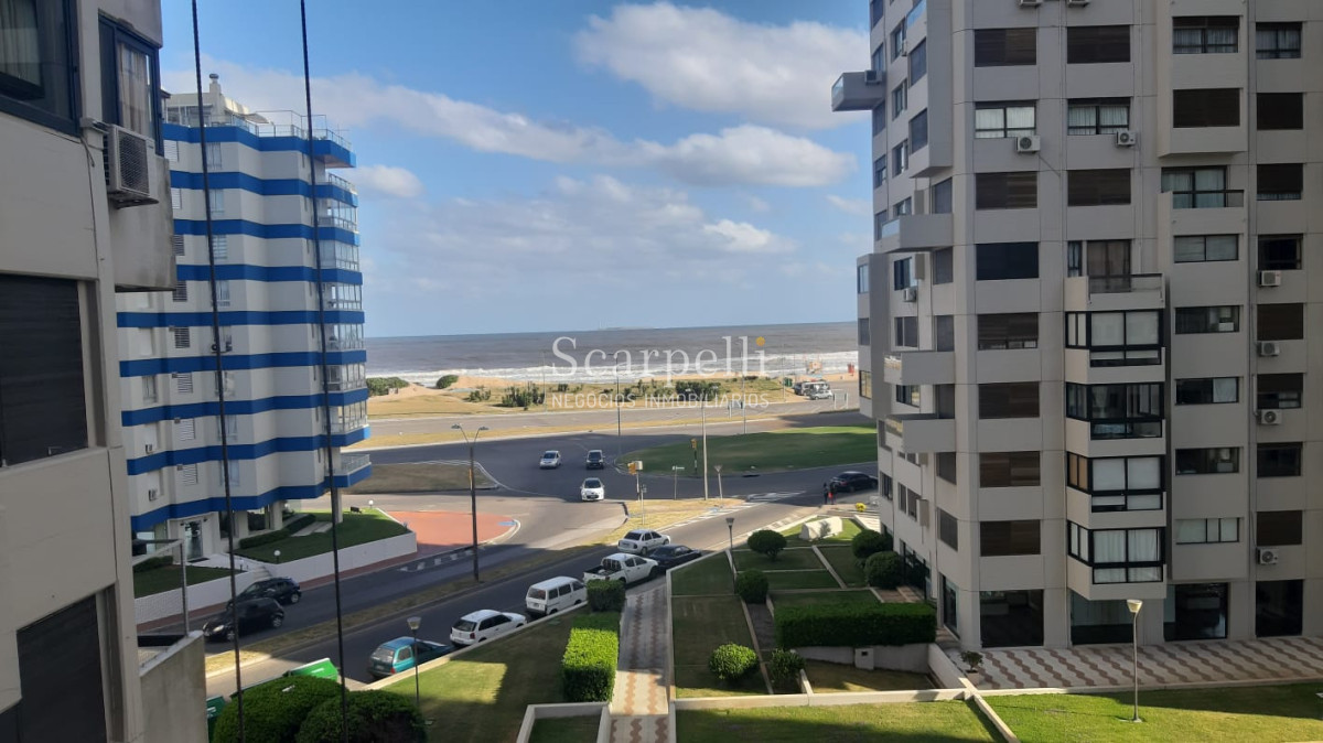 Apartamento ID.14984 - PARQUEMAR II  Frente a los Dedos y en el 2do. Centro Comercial de Pde con todos los servicios a mano y la Plaza Gastronómica mas en cuenta de la Península.-