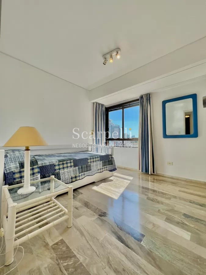 Apartamento ID.14984 - PARQUEMAR II  Frente a los Dedos y en el 2do. Centro Comercial de Pde con todos los servicios a mano y la Plaza Gastronómica mas en cuenta de la Península.-