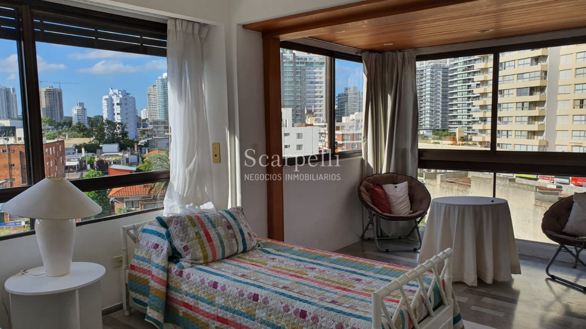 Apartamento ID.14984 - PARQUEMAR II  Frente a los Dedos y en el 2do. Centro Comercial de Pde con todos los servicios a mano y la Plaza Gastronómica mas en cuenta de la Península.-