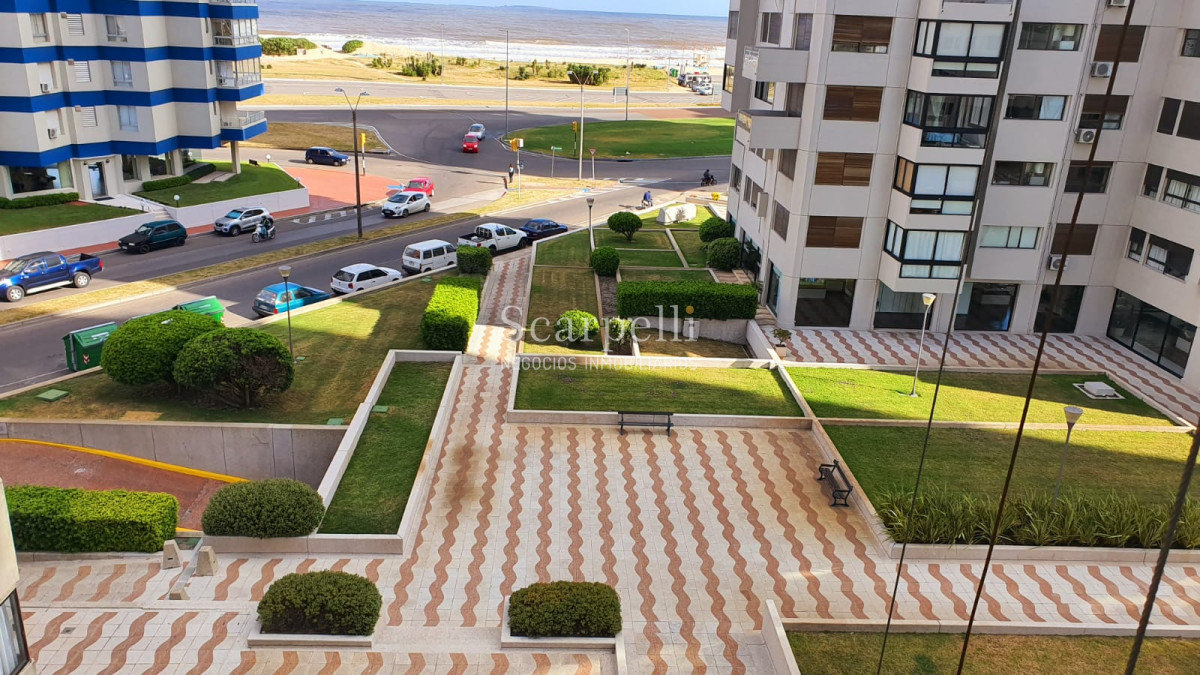 Apartamento ID.14984 - PARQUEMAR II  Frente a los Dedos y en el 2do. Centro Comercial de Pde con todos los servicios a mano y la Plaza Gastronómica mas en cuenta de la Península.-