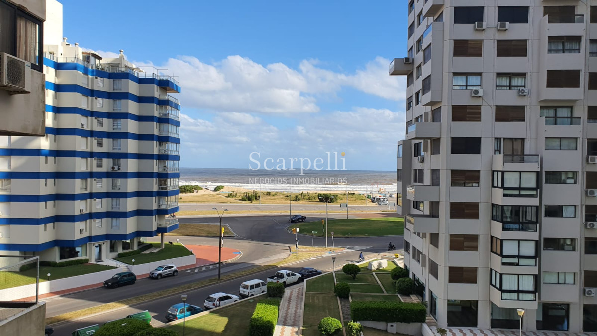 Apartamento ID.14984 - PARQUEMAR II  Frente a los Dedos y en el 2do. Centro Comercial de Pde con todos los servicios a mano y la Plaza Gastronómica mas en cuenta de la Península.-