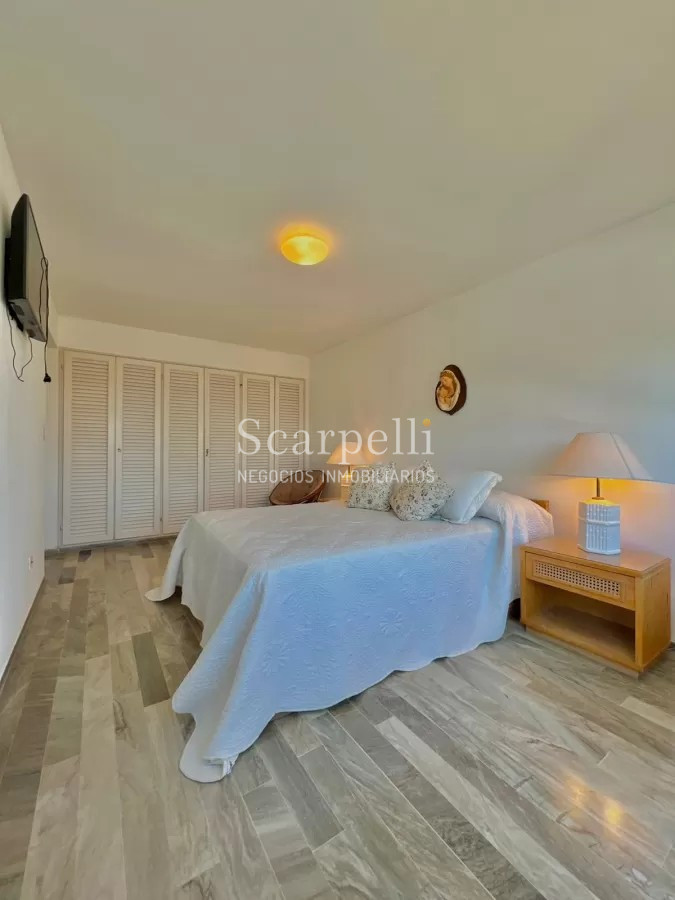 Apartamento ID.14984 - PARQUEMAR II  Frente a los Dedos y en el 2do. Centro Comercial de Pde con todos los servicios a mano y la Plaza Gastronómica mas en cuenta de la Península.-