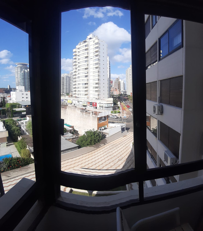 Apartamento ID.14984 - PARQUEMAR II  Frente a los Dedos y en el 2do. Centro Comercial de Pde con todos los servicios a mano y la Plaza Gastronómica mas en cuenta de la Península.-