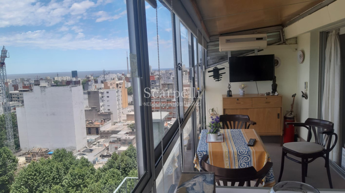 Apartamento ID.15157 - Monoambiente en Piso Alto a mts. de 18 de Julio con la mejor vista del Sur de Montevideo y gran terraza cerrada.-