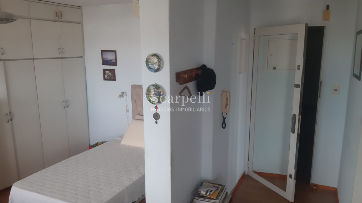 Apartamento ID.15157 - Monoambiente en Piso Alto a mts. de 18 de Julio con la mejor vista del Sur de Montevideo y gran terraza cerrada.-