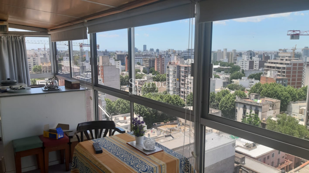 Apartamento ID.15157 - Monoambiente en Piso Alto a mts. de 18 de Julio con la mejor vista del Sur de Montevideo y gran terraza cerrada.-