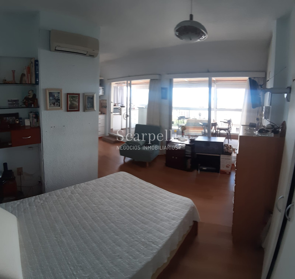 Apartamento ID.15157 - Monoambiente en Piso Alto a mts. de 18 de Julio con la mejor vista del Sur de Montevideo y gran terraza cerrada.-