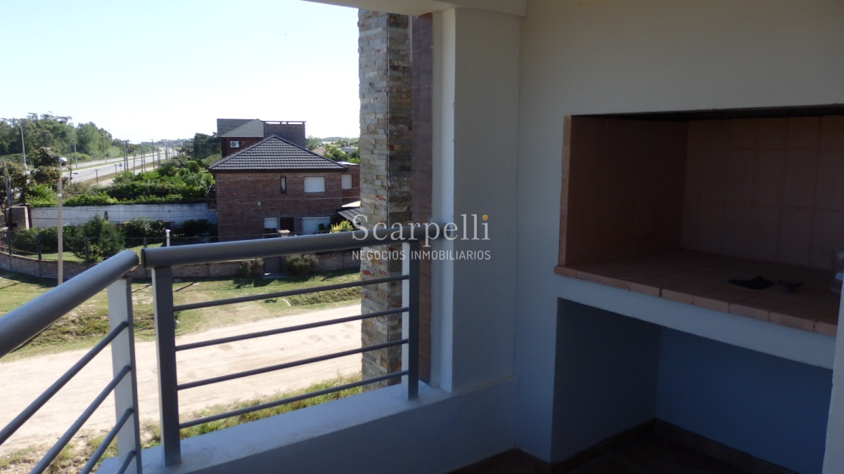 Apartamento ID.16838 - Barra de Carrasco: Rambla Nuevo con estupenda terraza con parrillero y múltiples servicios: Piscina, Barbacoa, Gimnasio.-