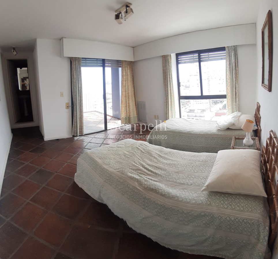 Apartamento ID.17074 - Amplísimo Apartamento Con Estufa a Leña en el Techo de Punta del Este con Majestuosa Vista