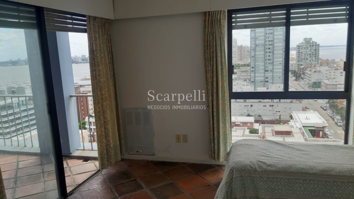 Apartamento ID.17074 - Amplísimo Apartamento Con Estufa a Leña en el Techo de Punta del Este con Majestuosa Vista