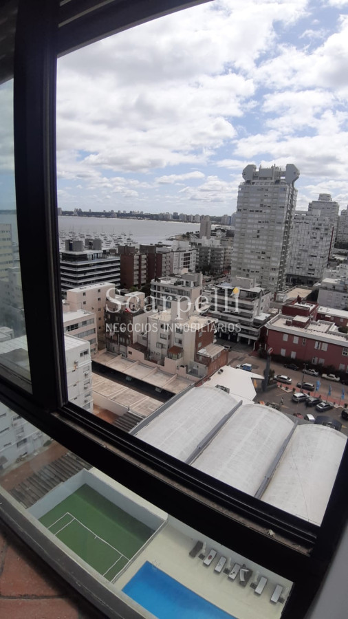 Apartamento ID.17074 - Amplísimo Apartamento Con Estufa a Leña en el Techo de Punta del Este con Majestuosa Vista