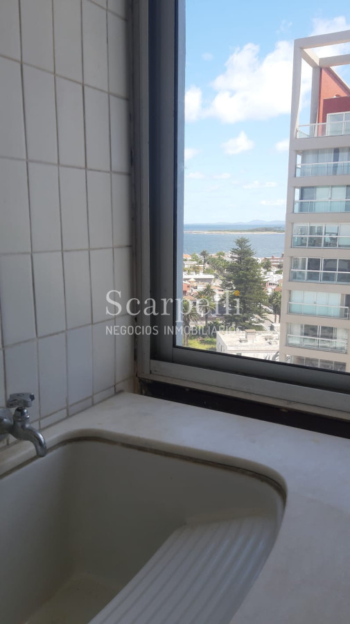 Apartamento ID.17074 - Amplísimo Apartamento Con Estufa a Leña en el Techo de Punta del Este con Majestuosa Vista