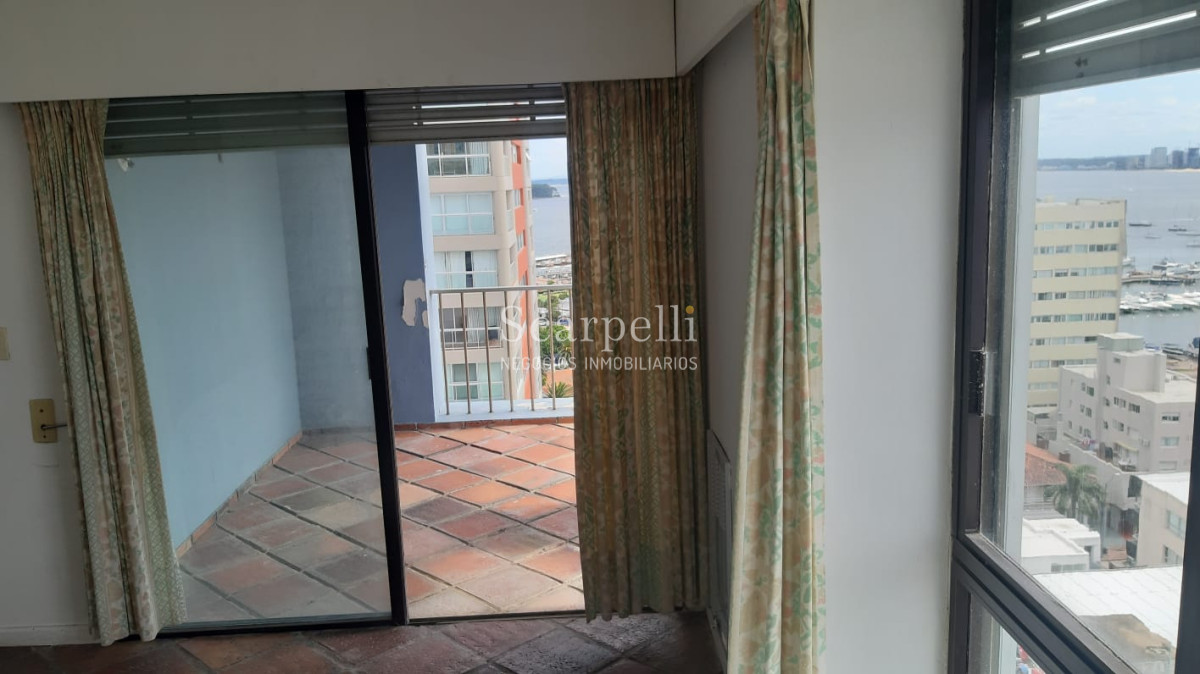 Apartamento ID.17074 - Amplísimo Apartamento Con Estufa a Leña en el Techo de Punta del Este con Majestuosa Vista