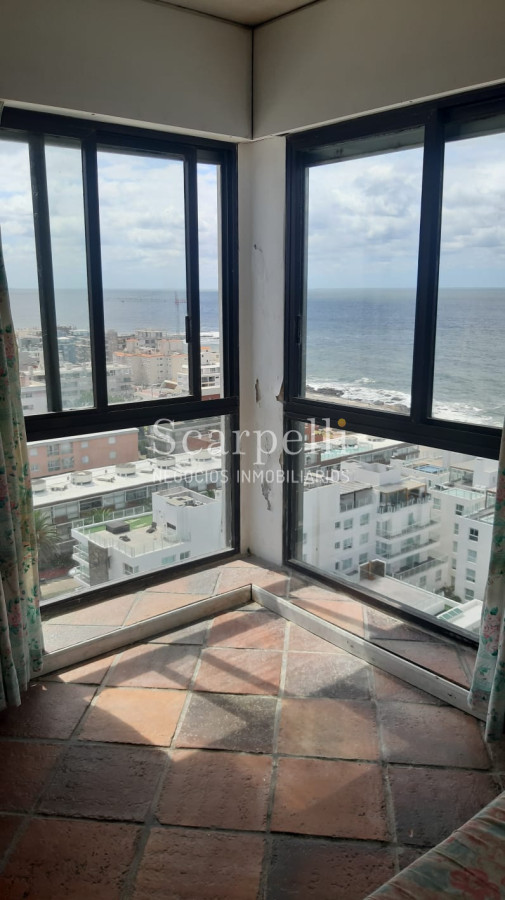 Apartamento ID.17074 - Amplísimo Apartamento Con Estufa a Leña en el Techo de Punta del Este con Majestuosa Vista