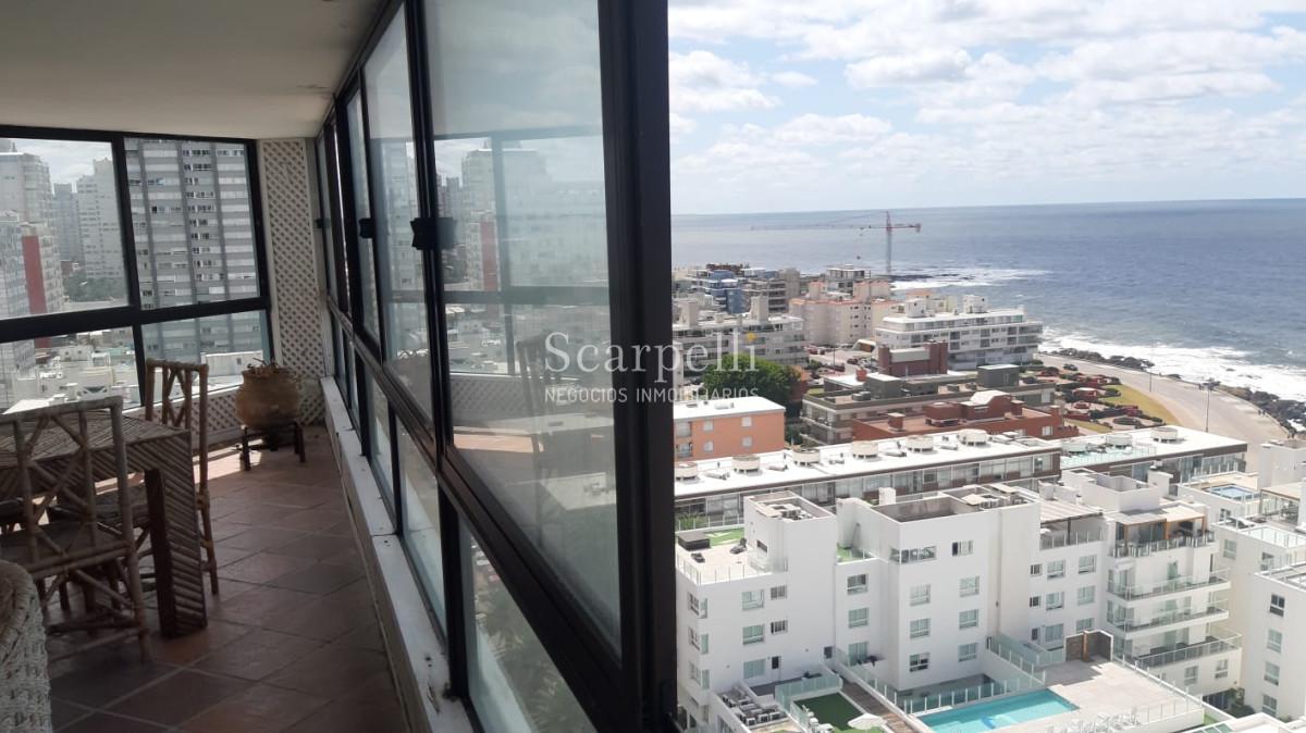 Apartamento ID.17074 - Amplísimo Apartamento Con Estufa a Leña en el Techo de Punta del Este con Majestuosa Vista